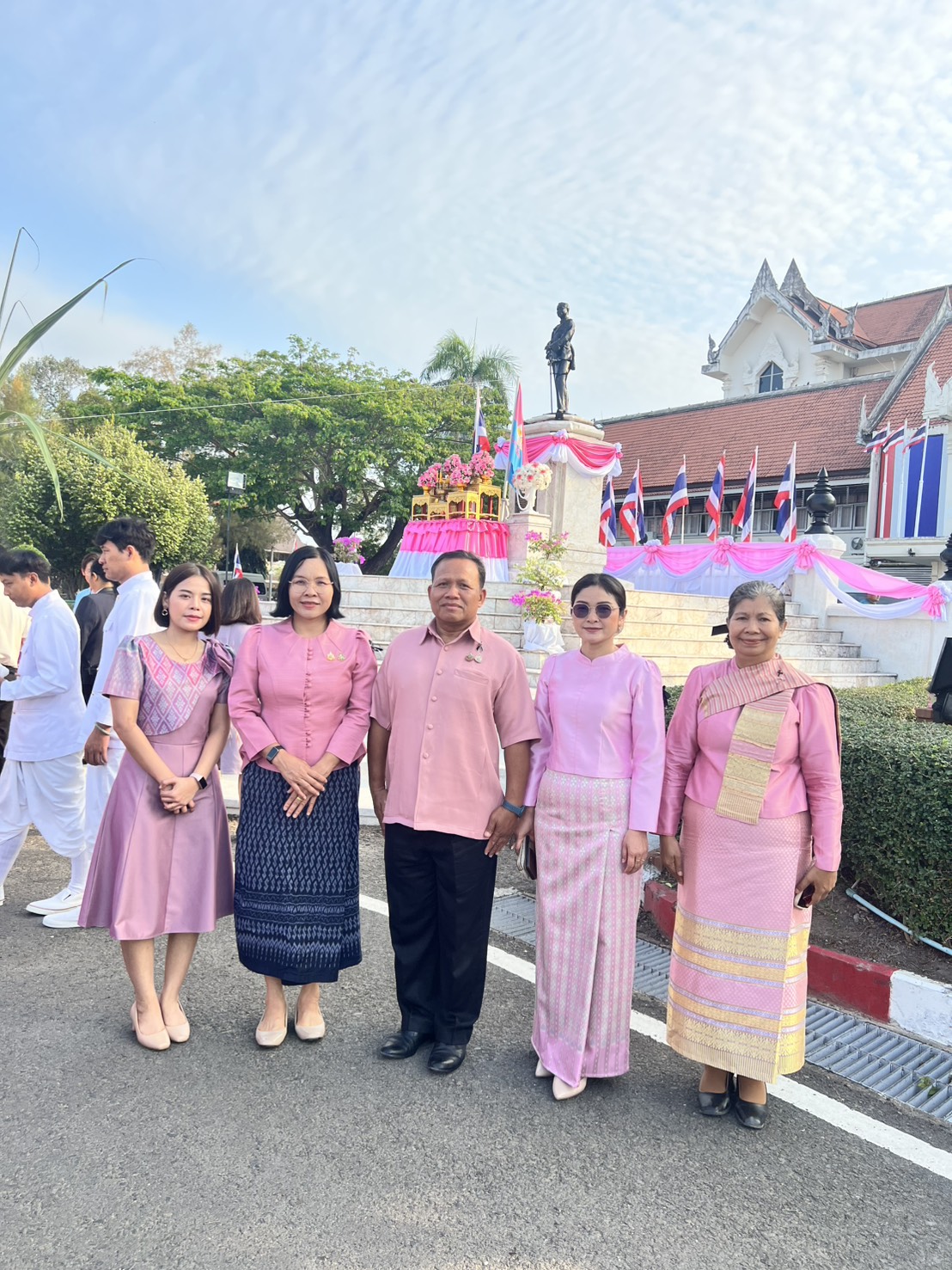 title - ส.ป.ก.ยโสธร ร่วมพิธีทำบุญตักบาตร พิธีบวงสรวงพระบรมราชานุสาวรีย์รัชกาลที่ 5 พิธีวางขันหมากเบ็งและพิธีบวงสรวงพระสุนทรราชวงศา (สิงห์) เพื่อความเป็นสิริมงคลเนื่องในโอกาสวันสถาปนาจังหวัดยโสธร และการจัดงานกาชาด ประจำปี พ.ศ.2569